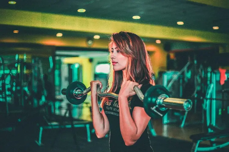 girl-doing-weightlifting